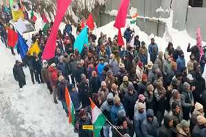 راهپیمایی مردم کشمیر در جشن پیروزی انقلاب ایران