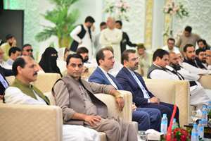 ایستادگی ایران درس بزرگی برای مسلمانان است