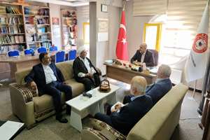 دست و پیشانی‌ برادران ایرانی خود را می‌بوسیم