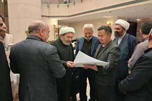 هنرمند چینی سیاه‌قلم رهبر شهید را اهدا کرد