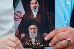 عقد زوج عراقی در مرکز فرهنگی ایران در بغداد با الهام از پیام رهبر انقلاب
