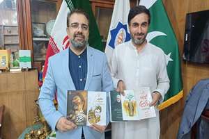 ۱۸۸ کتب فارسی به مرکز مطالعات «حسن ولی» در پاراچنار اهدا شد